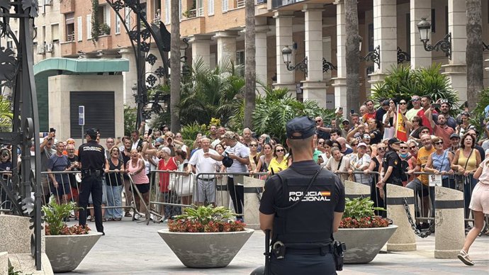 Manifestantes esperan la salida del presidente del Gobierno, Pedro Sanchez, tras visitar la Asamblea de Ceuta.