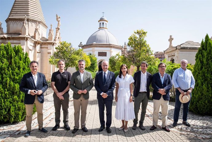 El alcalde, Francisco de la Torre, junto a los concejales delegados de Sostenibilidad Medioambiental; Economía, Hacienda y Fondos Europeos; y del distrito Centro, Penélope Gómez, Carlos Conde y Francisco Cantos, respectivamente.