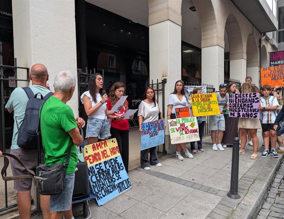 Unas 200 personas se concentran frente a Educación contra el cierre de 72 aulas