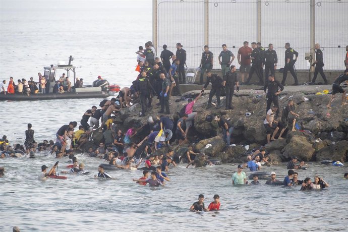 Decenas de migrantes celebran haber traspasado la frontera entre Ceuta y Marruecos
