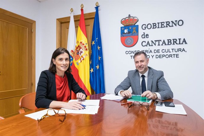 Archivo - El consejero de Cultura, Turismo y Deporte, Luis Martínez Abad, se reúne con la alcaldesa de Santander, Gema Igual