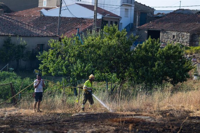 Dos personas durante las labores de extinción de un incendio forestal, a 29 de julio de 2026, en Fermoselle, Zamora, Castilla y León (España). Un incendio forestal de nivel 2 ha comenzado en el Parque Natural de los Arribes del Duero, en Fermoselle, en la