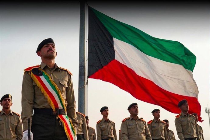 Archivo - Militares y bandera de Kuwait (archivo)