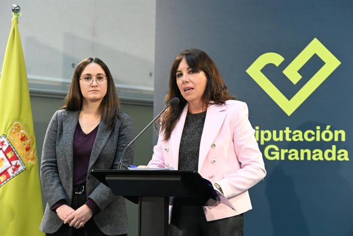 Las diputada Mónica Castillo de la Rica y María Vera.