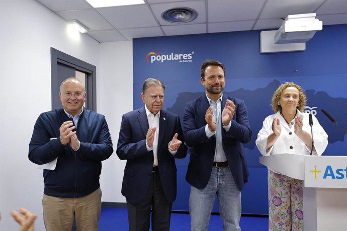 El secretario general del PP, Miguel Tellado, el alcalde de Oviedo, Alfredo Canteli, el presidente del PP de Asturias, Álvaro Queipo, y la secretaria general del PP asturiano, Beatriz Llaneza, en la sede del partido en la capital asturiana.