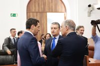 Moreno conversa con Vivas y le traslada la "solidaridad" de Andalucía con el "pueblo hermano" de Ceuta