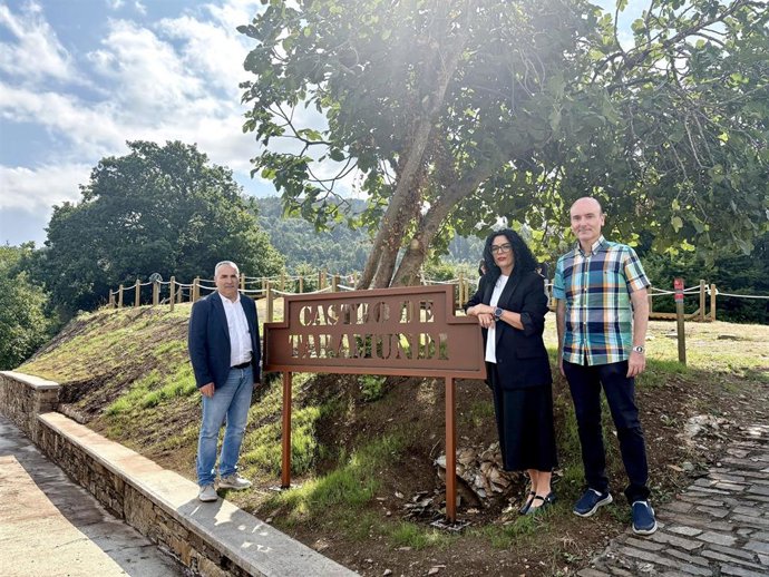 La Consejera De Cultura, Política Llingüística Y Deporte, Vanessa Gutiérrez, Con El Alcalde De Taramundi, César Villabrille,  Y El Director General De Patrimonio Cultural, Pablo León.