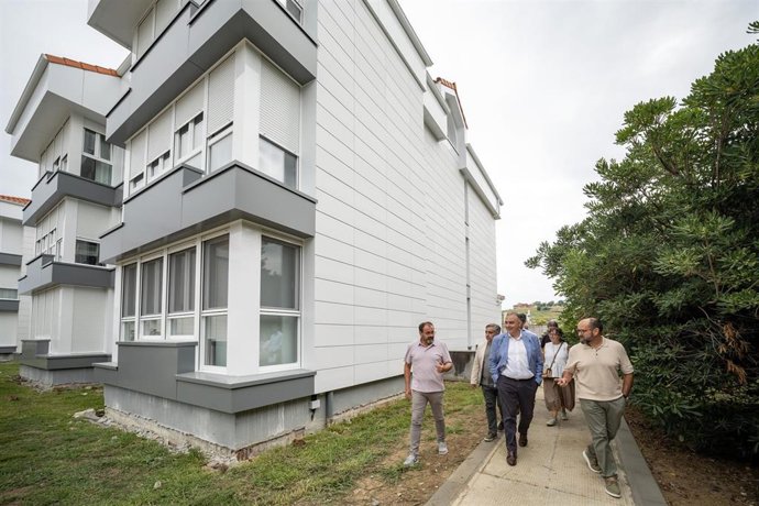 El consejero de Fomento y Vivienda, Roberto Media, inaugura este viernes las obras de rehabilitación energética de la urbanización Las Arenas de Miengo