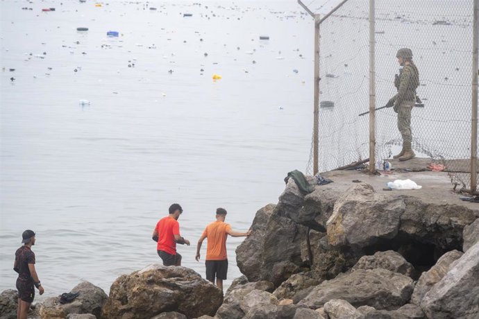 Decenas de personas siguen intentando cruzar la frontera, a 31 de julio de 2026, en Ceuta (España).  La ciudad autónoma de Ceuta ha amanecido con numerosas personas que seguían entrando desde Marruecos a primera hora de esta mañana después de una madrugad