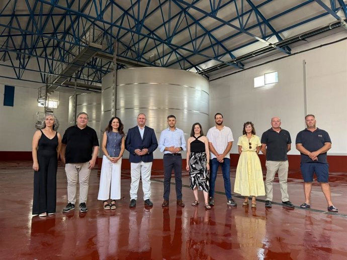 El consejero de Agricultura, Ganadería y Desarrollo Rural, Julián Martínez Lizán, en Bodegas Símbolo.