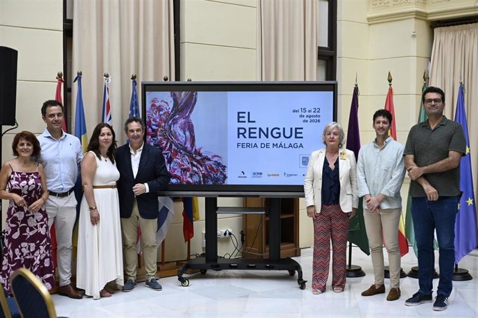 El concejal delegado Derechos Sociales, Diversidad, Igualdad y Accesibilidad, Francisco Cantos; y la concejala delegada de Servicios Operativos, Playas y Fiestas, Teresa Porras, informan sobre el programa de Derechos Sociales durante la Feria de Málaga.