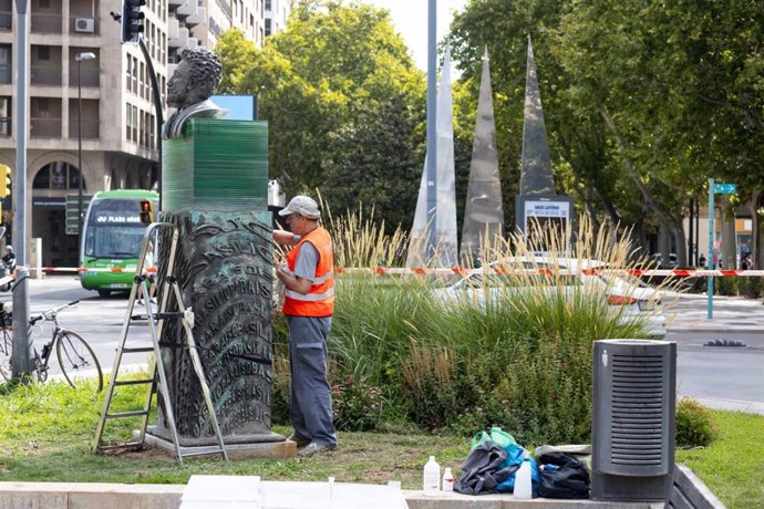 Un operario trabaja en el monumento dedicado a Basilio Paraíso.