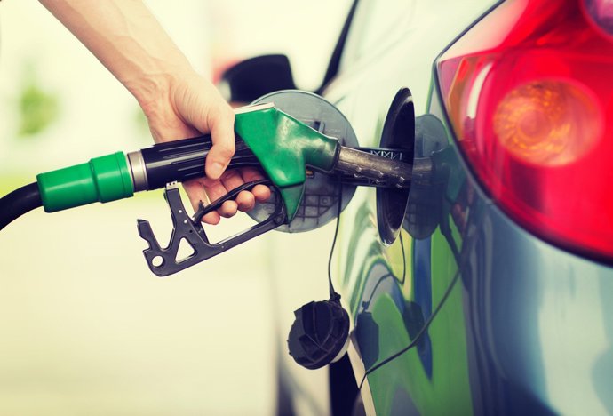 Archivo - Recurso de vehículo, repostaje, gasolina, depósito