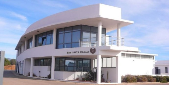 Archivo - Fachada de la desaladora de Santa Eulària.