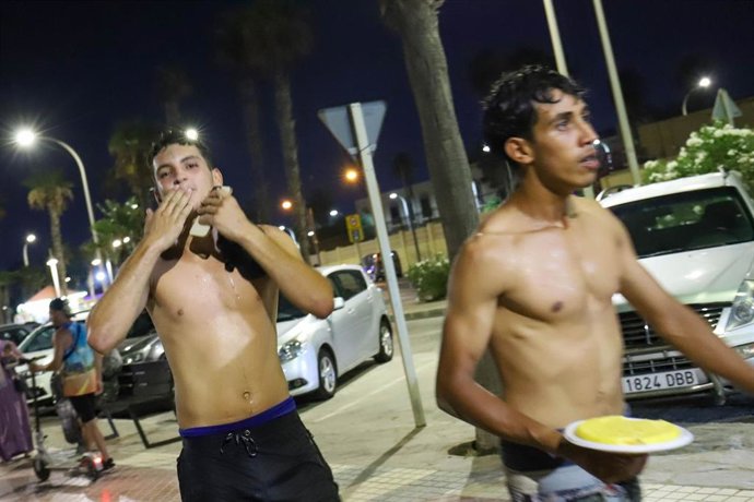 Migrantes cruzan desde Marruecos a Ceuta, a 30 de julio de 2026 