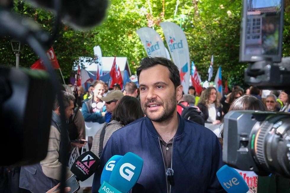 Archivo - El secretario general de Sumar Galicia, Paulo Carlos López, atiende a los medios durante una manifestación a favor del Día das Letras Galegas, a 17 de mayo de 2026, en Santiago de Compostela, A Coruña, Galicia (España). La movilización ha sido c