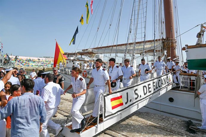 Integrantes del XCVIII Crucero de Instrucción de Elcano a su llagada a Cádiz.