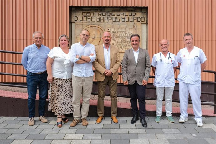 El consejero de Salud, César Pascual, y el alcalde de Camargo, Diego Movellán, visitan la finalización de las obras del centro de salud José Barros de Maliaño