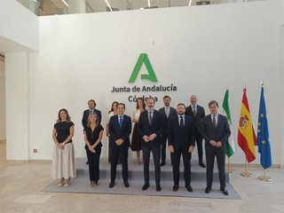 Nieto y Molina (centro, delante), con los delegados territoriales de la Junta de Andalucía en Córdoba.