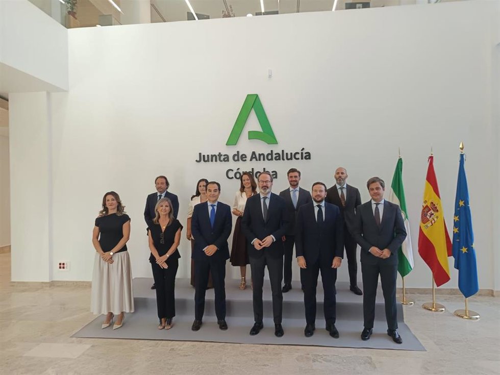 Nieto y Molina (centro, delante), con los delegados territoriales de la Junta de Andalucía en Córdoba.