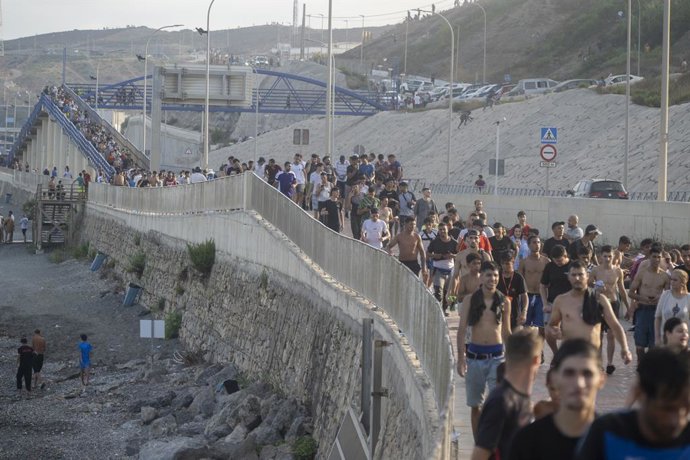 Dezenas de migrantes comemoram ter cruzado a fronteira entre Ceuta e o Marrocos, em 31 de julho de 2026, em Madri (Espanha).