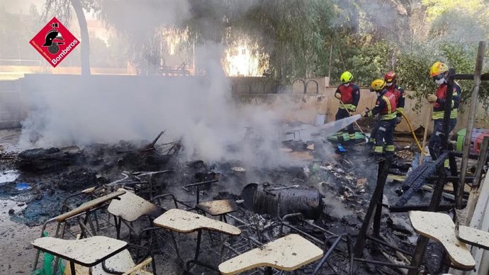 Imatge de treballs dels bombers per a apagar l'incendi de mobiliari escolar a Cocentaina