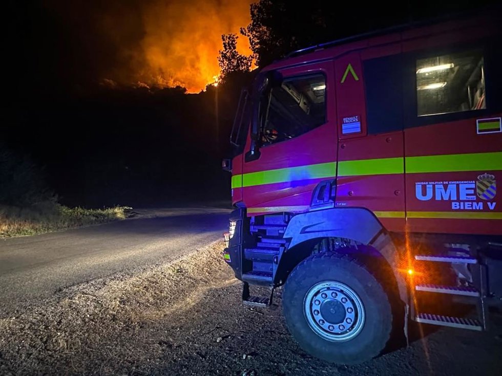 La UME ha participa en las labores de extinción del incendio de Veguellina (León).