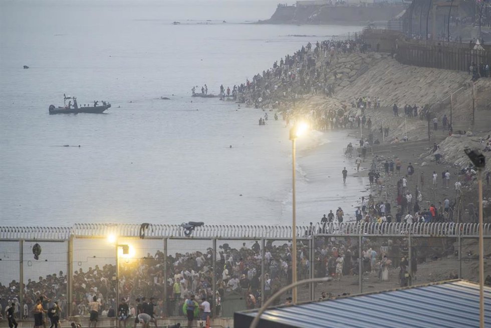 Cientos de personas intentando cruzar la frontera, a 31 de julio de 2026, en Ceuta (España). 