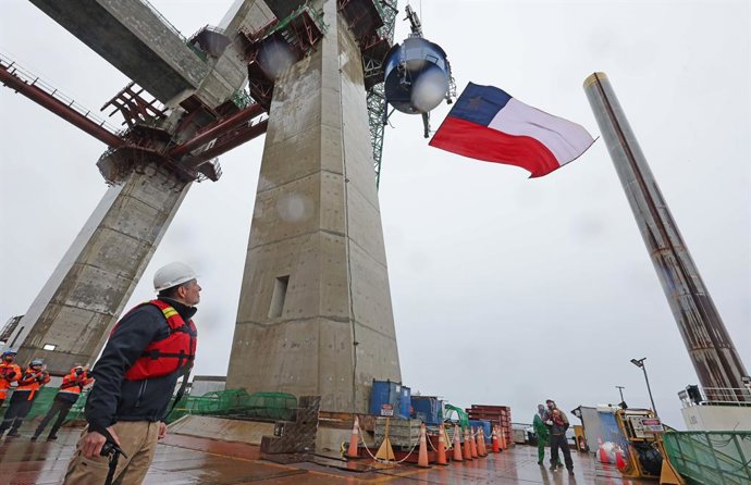 El biministro de Obras Públicas y Transportes, Louis de Grange, anunció el término de la etapa de construcción de los pilares del Puente Chacao, uno de los hitos constructivos más relevantes del que será el puente colgante más grande de Sudamérica y que
