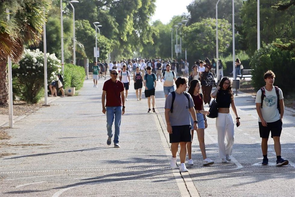 Archivo - Estudiantes en el campus de la Universidad de Almería.