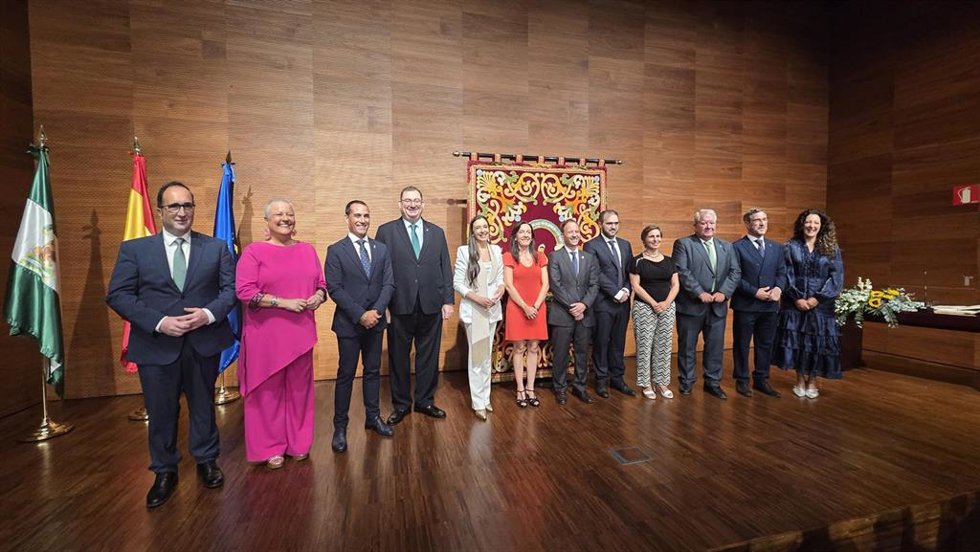 Foto de familia de la consejera Fina Martínez con el nuevo equipo de delegados territoriales de la Junta de Andalucía en la provincia de Jaén