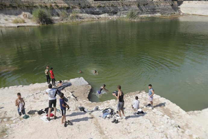 Archivo - Jóvenes palestinos se bañan en las Piscinas de Salomón, al sur de Belén 
