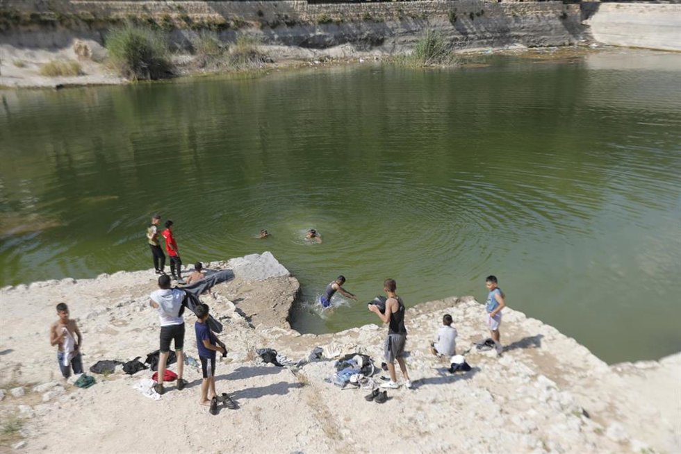 Archivo - Jóvenes palestinos se bañan en las Piscinas de Salomón, al sur de Belén 