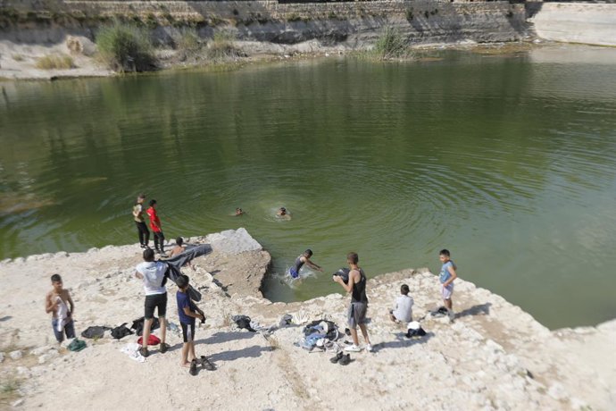 Archivo - May 31, 2026, Hebron, West Bank, Palestinian Territory: Palestinian visitors enjoy the surroundings of the historic Solomon's Pools south of the West Bank city of Bethlehem on May 31, 2026, as temperatures rise across the region. The pools, whic