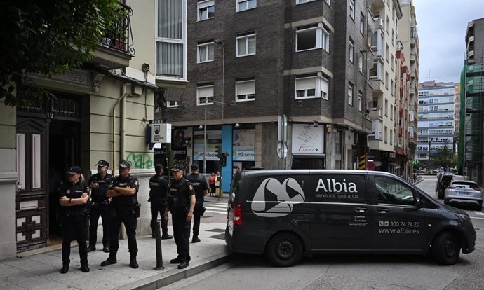 Agentes de la Policía Nacional ante el piso de Perines donde ha sido hallada muerta una mujer de 27 años y detenida su pareja, un hombre de 39, que ha confesado ser autor de la agresión, al parecer con arma blanca