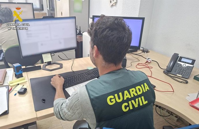 Archivo - Arxiu - Agent de la Guàrdia Civil de València en tasques d'investigació