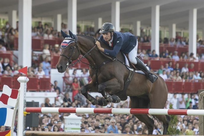Archivo - El jinete Kevin González de Zárate compite en la disciplina de saltos en el hipódromo de Las Mestas, a 28 de agosto, en Gijón, Asturias, (España). (Archivo)