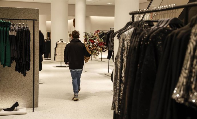 Archivo - Una persona en una tienda de Zara