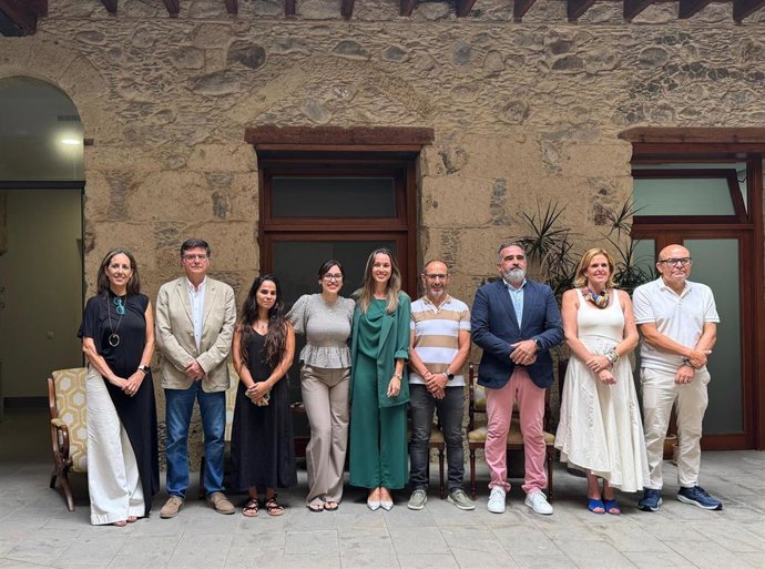 María Fernández con los nuevos adheridos al Pacto de Movilidad de Canarias