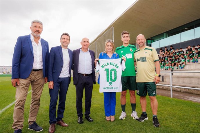 La ministra de Educación, Formación Profesional y Deportes, Milagros Tolón, recibe una camiseta del Real Racing Club en su visita a la ciudad deportiva.