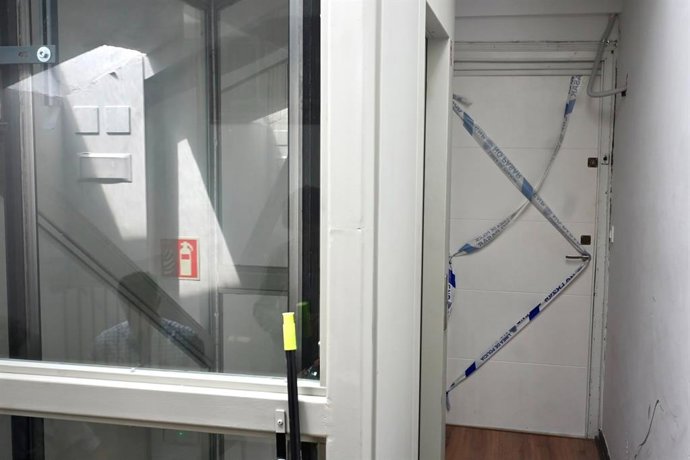 Puerta del piso de la calle Perines donde se ha producido la agresión y muerte de una mujer de 27 años preuntamente a manos de su pareja de 39. El hombre ha llamado a la Policía, ha confesado los hechos y ha quedado detenido