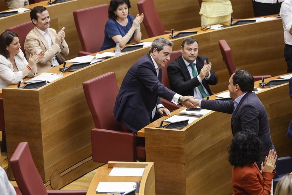 El presidente de la Generalitat Valenciana, Juanfran Pérez Llorca (d), y el presidente de Vox Valencia, José María Llanos (c), durante un pleno, en Les Corts Valencianes, a 22 de julio de 2026