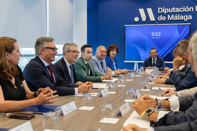 Presidente de la Diputación de Málaga, Francisco Salado, y el vicepresidente segundo y consejero de Turismo, Manuel Gavira, en una reunión de la comisión permanente de Turismo Costa del Sol