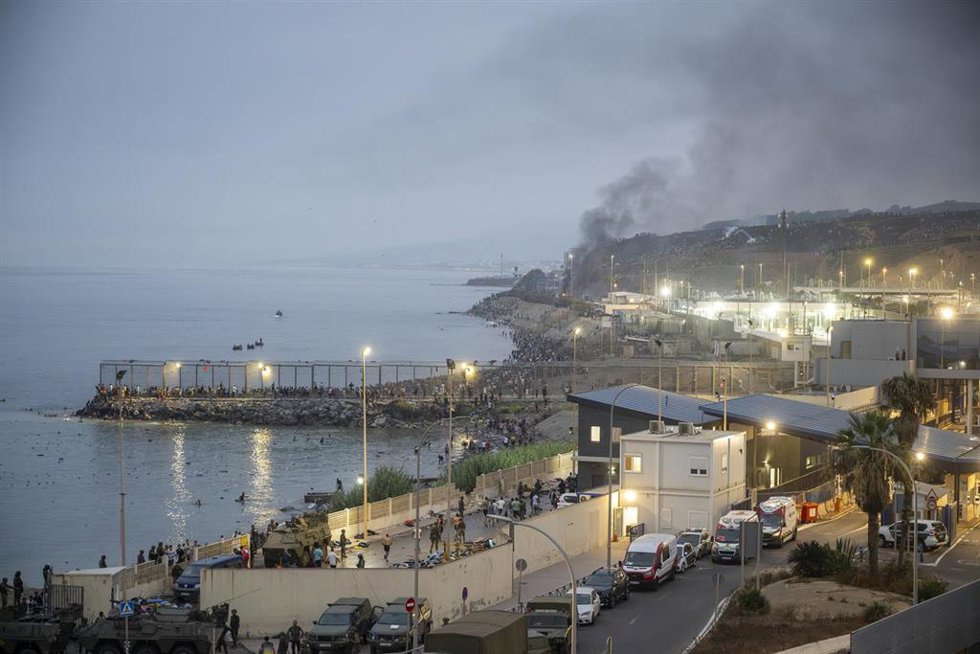 Decenas de personas siguen intentando cruzar la frontera, a 31 de julio de 2026, en Ceuta (España). 