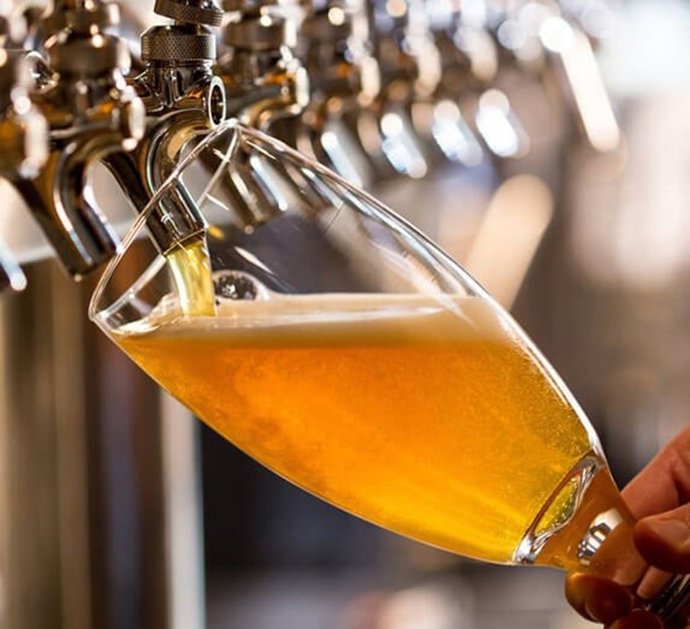 Archivo - Copa de cerveza de la cervecera brasileña Ambev.