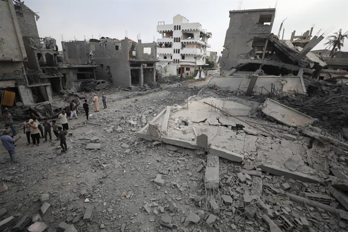 30 de julho de 2026, Territórios Palestinos, Nusairat: Palestinos inspecionam os danos causados por um ataque aéreo israelense que teve como alvo uma casa pertencente à família al-Qalqili no campo de refugiados de al-Bureij, na região central da Faixa de 