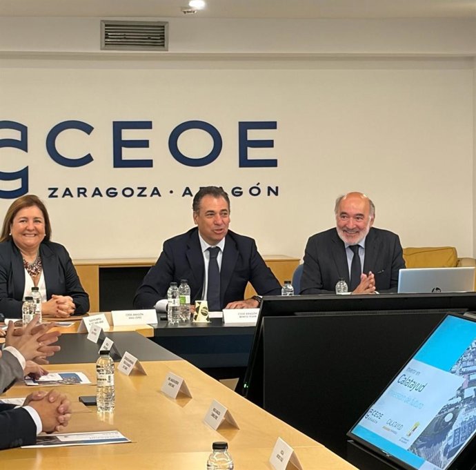 De izquierda a derecha, la directora general de CEOE Aragón, Ana López, el presidente de CEOE Aragón, Benito  Tesier, y el alcalde de Calatayud, José Manuel Aranda.