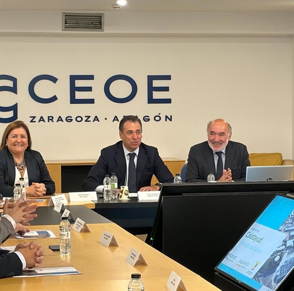 De izquierda a derecha, la directora general de CEOE Aragón, Ana López, el presidente de CEOE Aragón, Benito  Tesier, y el alcalde de Calatayud, José Manuel Aranda.