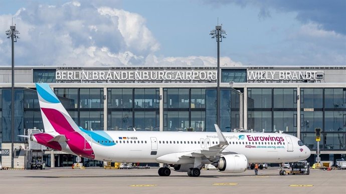 Archivo - Avión de Eurowings en el aeropuerto de Berlín.