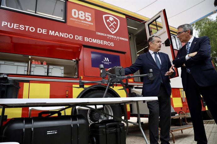 El consejero de Presidencia, Sanidad y Emergencias, Antonio Sanz (i), junto al presidente de la Diputación, Francisco Salado, revisan equipamiento del nuevo Puesto de Mando Avanzado (PMA) del Consorcio Provincial de Bomberos de Málaga.